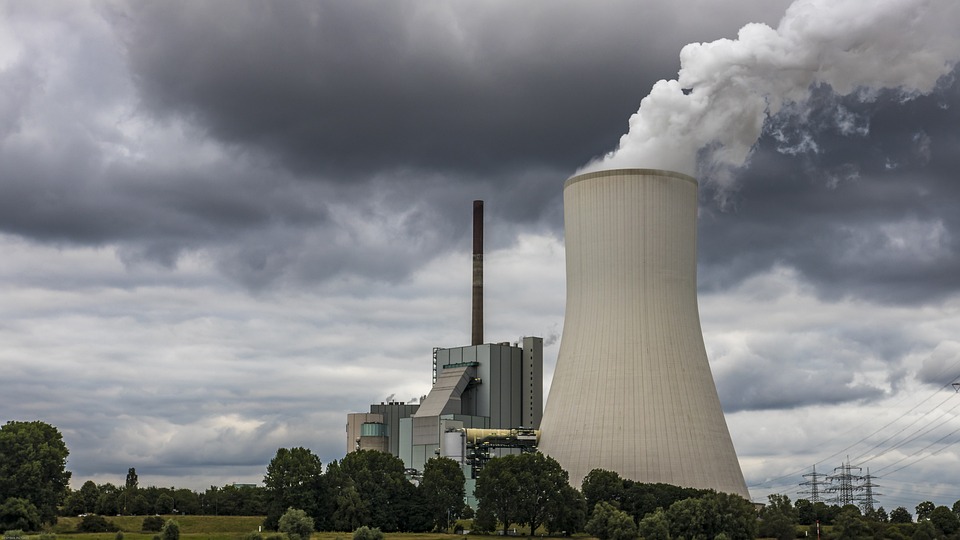 Das Bild zeigt ein Kohlekraftwerk, 27,1 % der insgesamt eingespeisten Energie wird mit ihnen erzeugt (Quelle: pixabay)