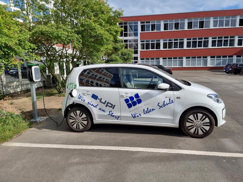 eUp, welcher an einer Wallbox lädt.