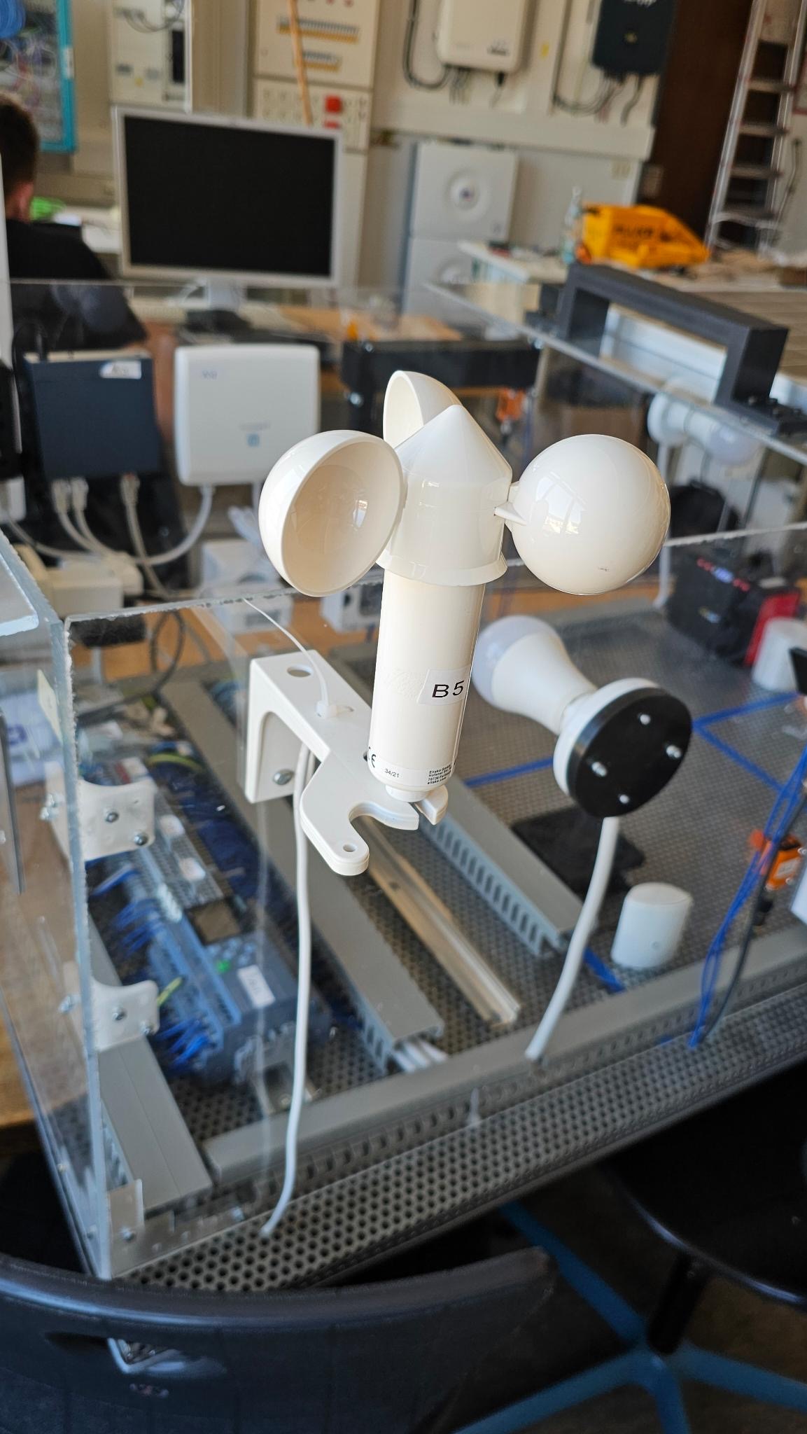 Windsensor an Wand montiert