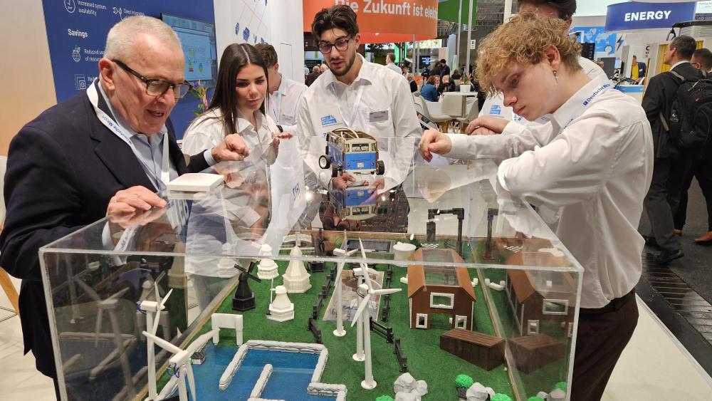 Team auf der Hannovermesse mit Thomas Sattelberger