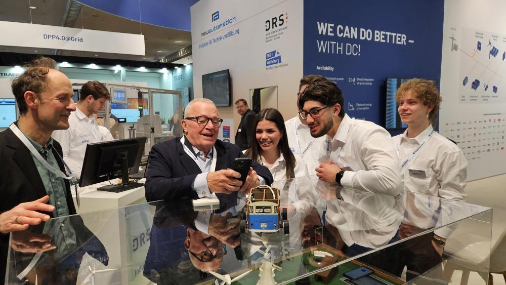 Team auf der Hannovermesse mit Thomas Sattelberger