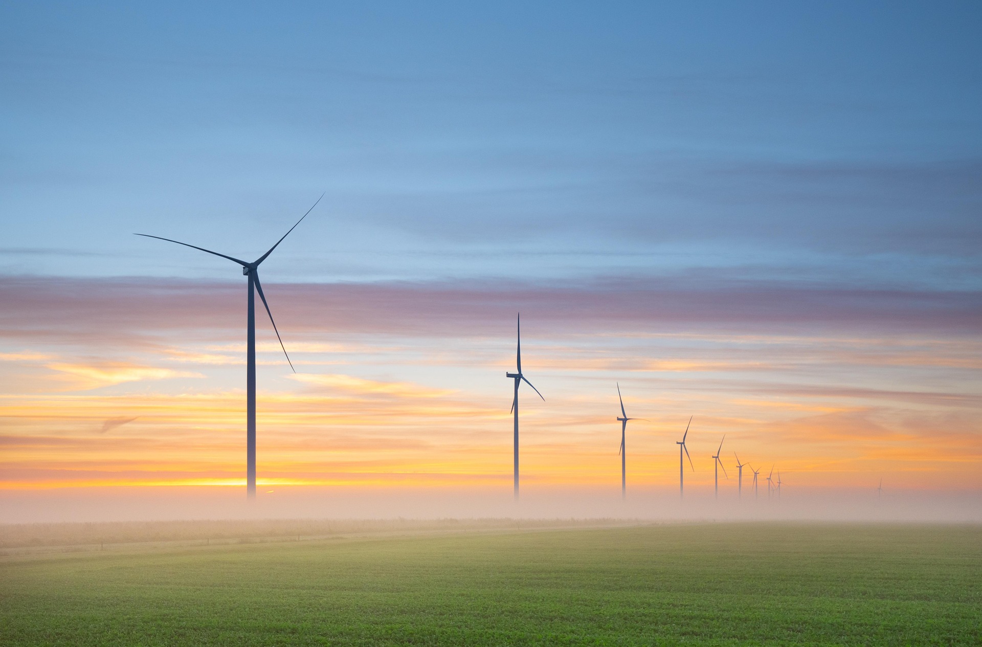 Windräder mit Sonnenaufgang im Hintergrund