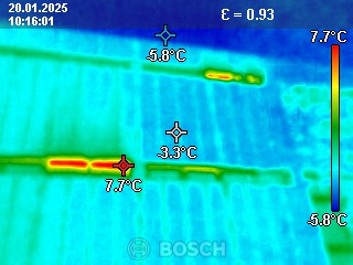 Wärmebildaufnahme der Fenster der Herrentoilette des zweiten Stockes des Gebäudes C von außen